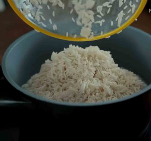 pour rice in pot
