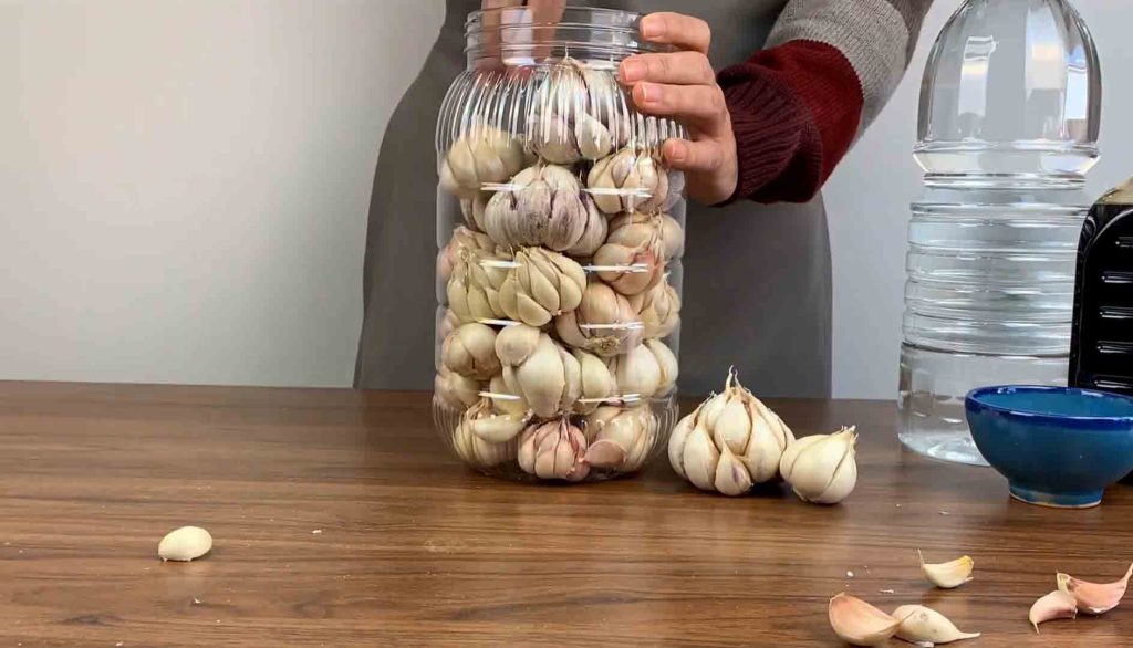 pour the garlic in the container