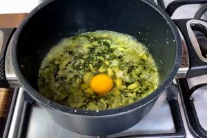 Breaking the egg in baghali ghatogh