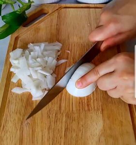 chop onions for pirashki