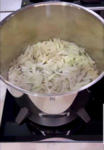 Frying onions for khoresh rivas