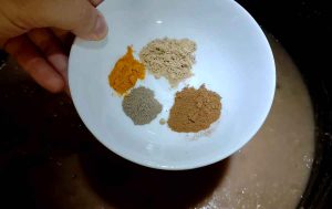 add spices to sholeh mashhadi