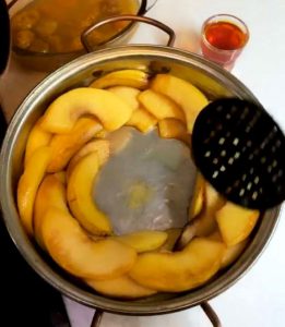 Put quinces in a pan