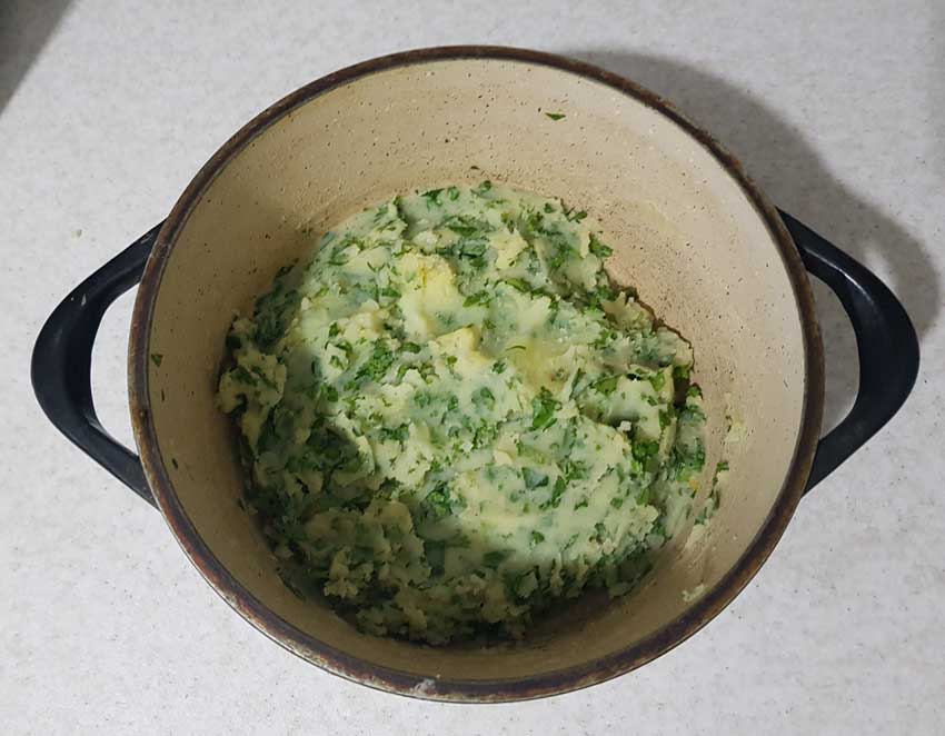 mix coriander with potatoes